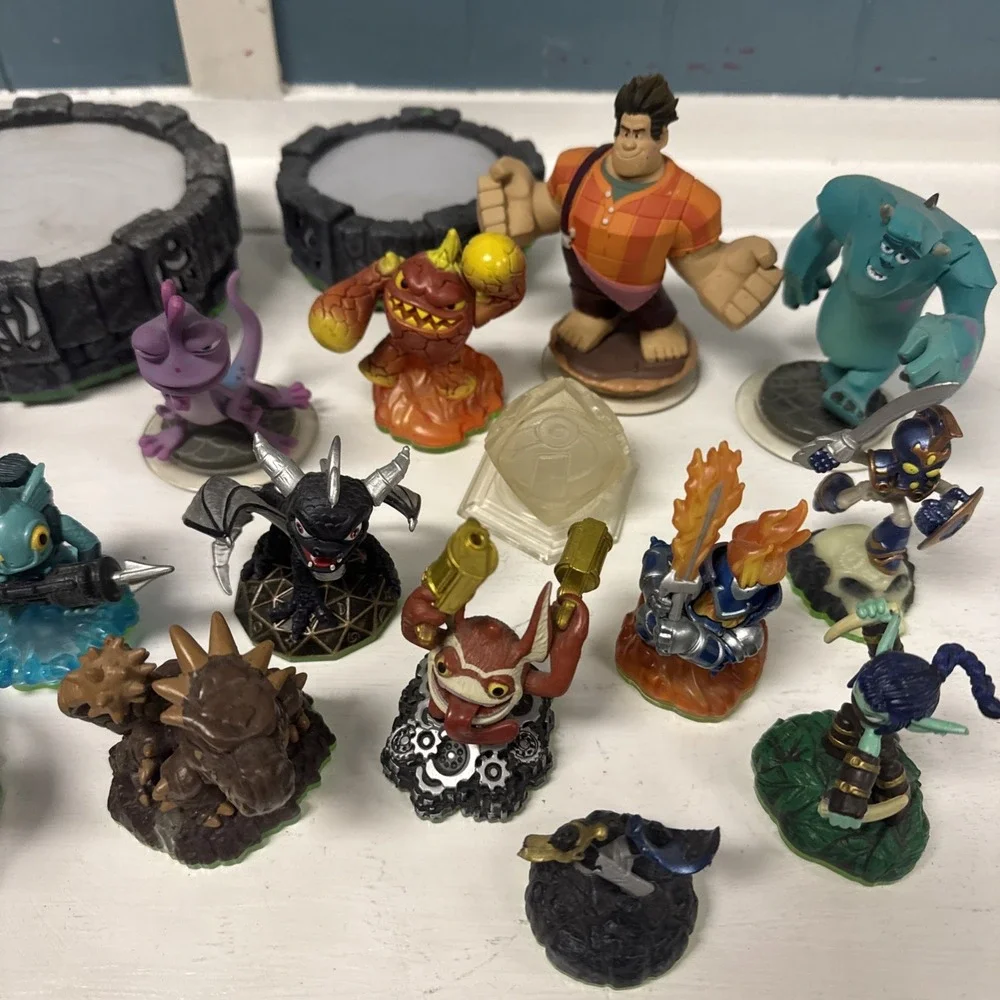 Activision SKYLANDERS + Disney Infinity huge 17 Pc‎ Figures lot + 2 portals